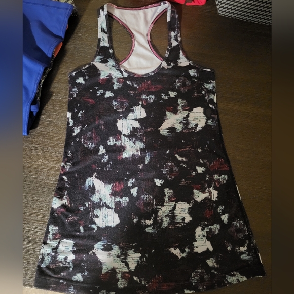 Lululemon tank top bundle~medium 8/10. - Picture 13 of 16